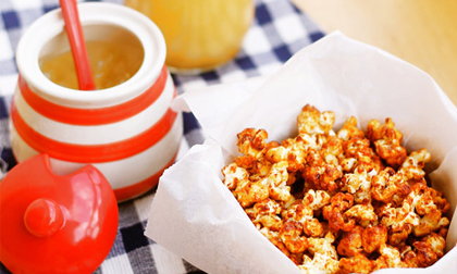 Nhâm nhi bắp rang và trà sữa chanh dây dịp cuối tuần