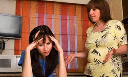 'Mẹ đẻ chửi bới em mê trai và bắt ly dị chồng'