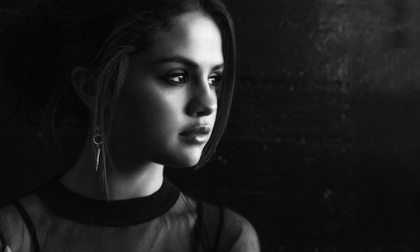Selena Gomez trầm tư trong những khung hình đen trắng