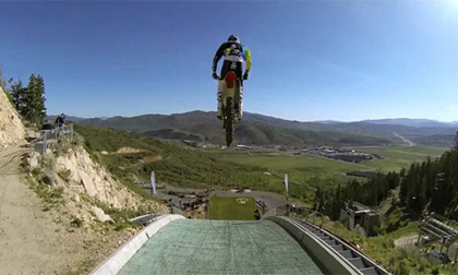 Tay lái moto tuyệt đỉnh trên đường trượt tuyết