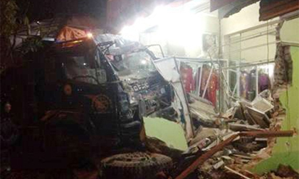 Xe tải tông một phụ nữ tử vong, đâm sập nhà dân