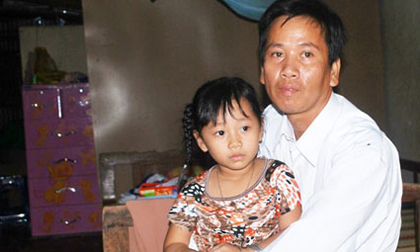 Cha em bé văng khỏi bụng mẹ quỳ khóc bên bàn thờ vợ