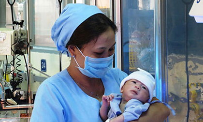 Bé “văng khỏi bụng mẹ” xuất viện