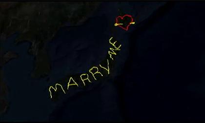 Chàng trai đi 7163 km tạo chữ 'Marry me' để cầu hôn bạn gái