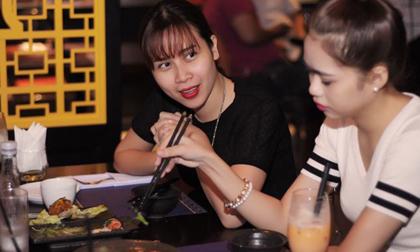 Bắt gặp Lưu Hương Giang 'trốn' chồng con đi ăn tối