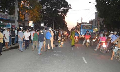 Người đàn ông 4 lần lao vào xe tải tự tử 