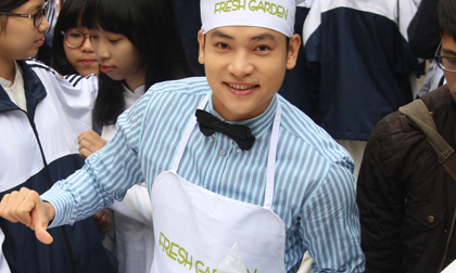 Duy Khoa 'gây náo loạn' khi về thăm trường cũ