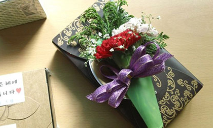 Vòng quanh thế giới xem các nước tặng quà cho thầy cô giáo