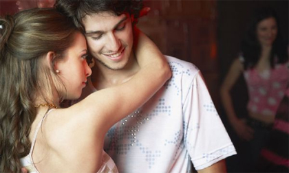 '4 không' dành cho các cặp đôi khi yêu đương nơi công cộng