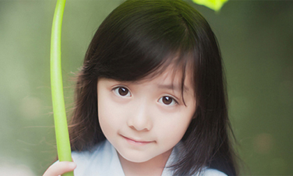 ‘Thiên thần đi lạc' gây sốt mạng xã hội vì vẻ đẹp trong veo