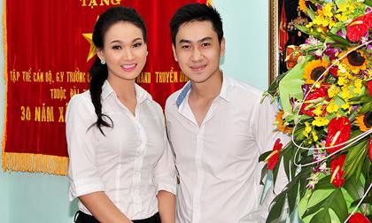 Ca sĩ 'nhà trăm tỷ' về thăm trường cùng người đẹp