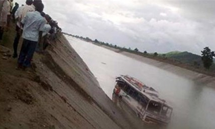 Xe bus lao xuống sông, hơn 30 người mất tích