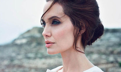 Ngắm Angelina Jolie đẹp mong manh trên tạp chí