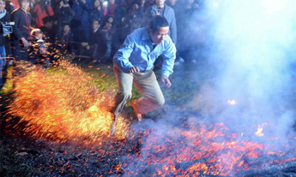 Phi thường cảnh người đi chân trần trên than lửa