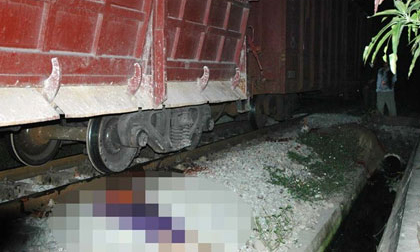 Tàu hỏa cán đứt đôi người đi xe máy