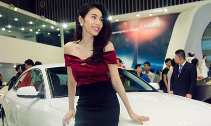 Thủy Tiên trễ nải vai trần gợi cảm bên siêu xe bạc tỷ