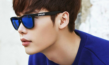 Lee Jong Suk sành điệu với kính mắt