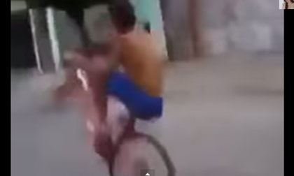 Cười 'thắt ruột' với màn bốc đầu trên 'siêu xe' long bánh trước