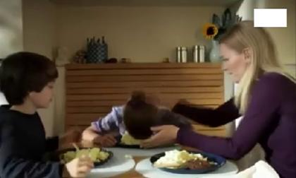 Bữa sáng ngập tiếng cười khi cả nhà troll nhau