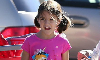 Suri xinh xắn với tóc ngắn buộc hai bên