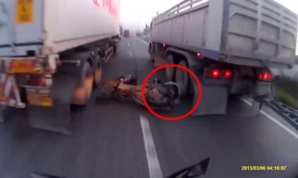 Vượt ẩu, tài xế điều khiển mô tô thoát chết trong gang tấc