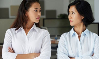 Con dâu hành hạ mẹ chồng để trả thù