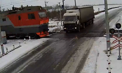 Kinh hoàng tai nạn giữa xe tải mất lái và tàu hỏa