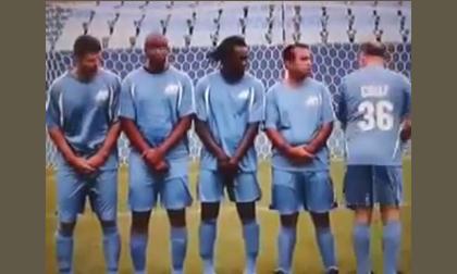 Cầu thủ đứng rào siêu nhọ