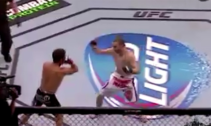 Đòn hiểm 'kẹp cổ' khiến đối thủ 'khóc'