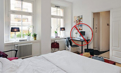 Phong thủy phòng ngủ: Kiêng đặt TV, máy tính gần cửa