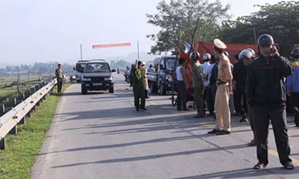 Chở con đi học, hai cha con bị xe tải tông chết