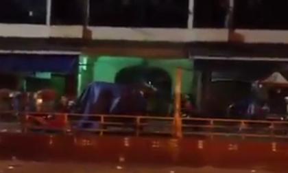 Nhóm thanh niên hỗn chiến trên vỉa hè, người dân hoảng loạn