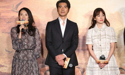 Song Hye Kyo mặt lạnh lùng khi đứng gần Chương Tử Di