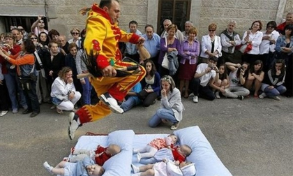 Rùng mình trước những tập tục nuôi trẻ con 'kinh dị'