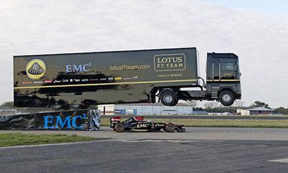 Thót tim với kỷ lục xe tải 16 tấn bay qua xe đua F1