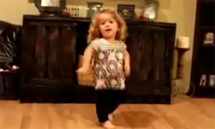 Thích thú xem bé dị tật nhảy múa điêu luyện