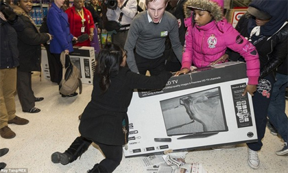 Chùm ảnh gây shock về cảnh giành giật trong ngày Black Friday