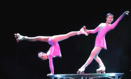 Trượt patin cực đỉnh trên chiếc bàn nhỏ xíu