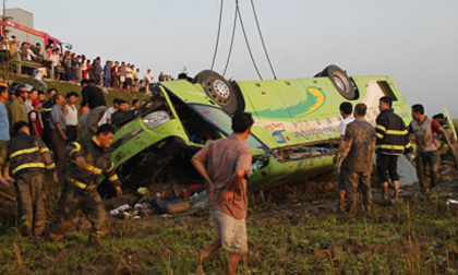 Xe khách lật ngửa trên ruộng, 1 người chết, 19 bị thương