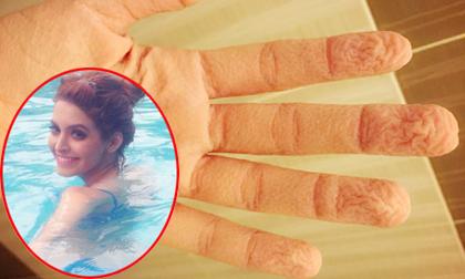 Tay Andrea nhăn nhúm đáng sợ vì ngủ quên trong bồn tắm