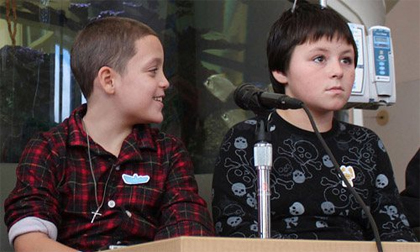 Hai cậu bé sống sót sau 8 giờ bị chôn vùi trong tuyết