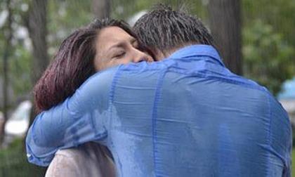 Anh cứ ôm chặt lấy tôi nức nở cầu xin quay về