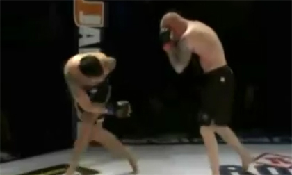 Đứng không vững vẫn ra được đòn knock-out của võ sỹ