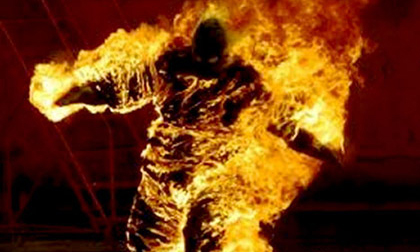 Kinh hoàng phát hiện nam thanh niên bốc cháy dữ dội trong đêm