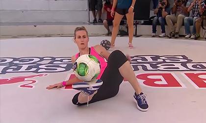 Khi phụ nữ chơi bóng