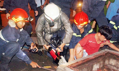 Nam thanh niên bị kẹt cứng ở miệng cống sau tai nạn giao thông