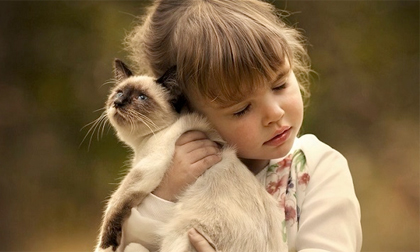 Khoảnh khắc tuyệt đẹp của các em bé bên thú cưng