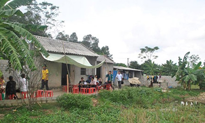 Hàng nghìn người kéo đi xem mặt nghi can giết bé trai 9 tuổi