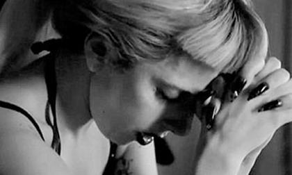 Lady Gaga tiết lộ quá khứ bị xâm hại gây chấn động
