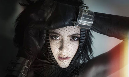 Mai Davika đẹp quý phái và cuốn hút trên tạp chí